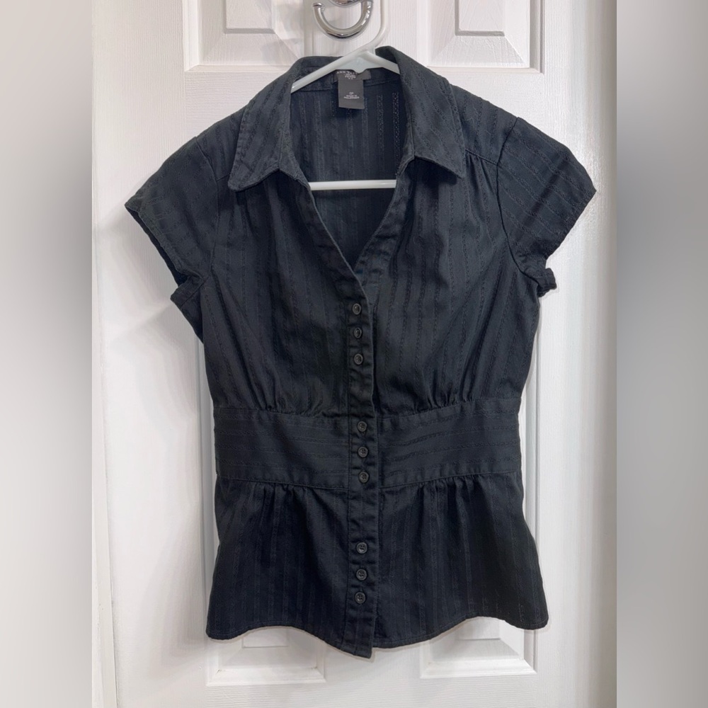 Ann Taylor Petite Textured Black Short Sleeve Button-Down Shirt, Size 0P - Picture 2 of 11